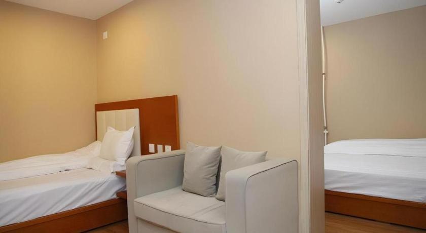 Beijing Yi Jia Hotel Bagian luar foto