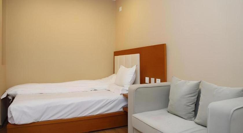 Beijing Yi Jia Hotel Bagian luar foto